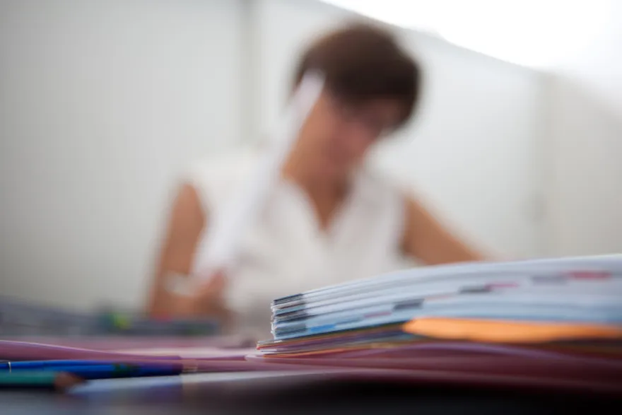 Eine Frau am Arbeitsplatz