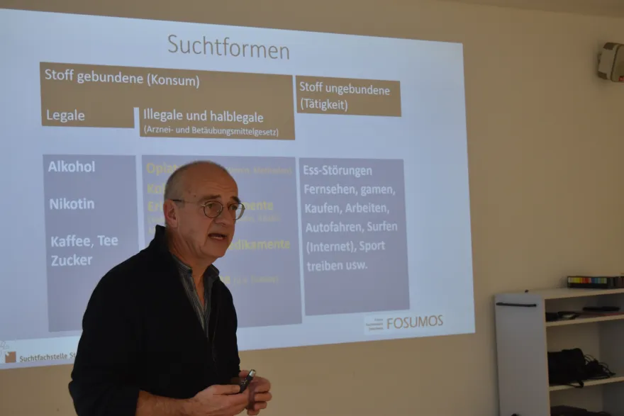Der Referent spricht über Menschen mit einer Suchtproblematik 