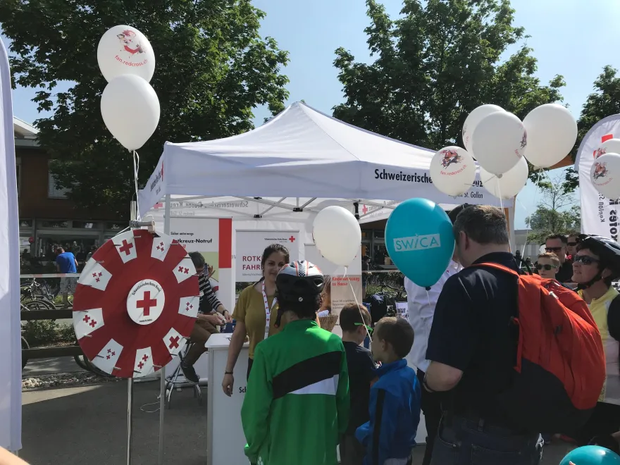 Mitarbeitende des SRK präsentieren die Organisation an einem Stand am slowUp in Buchs